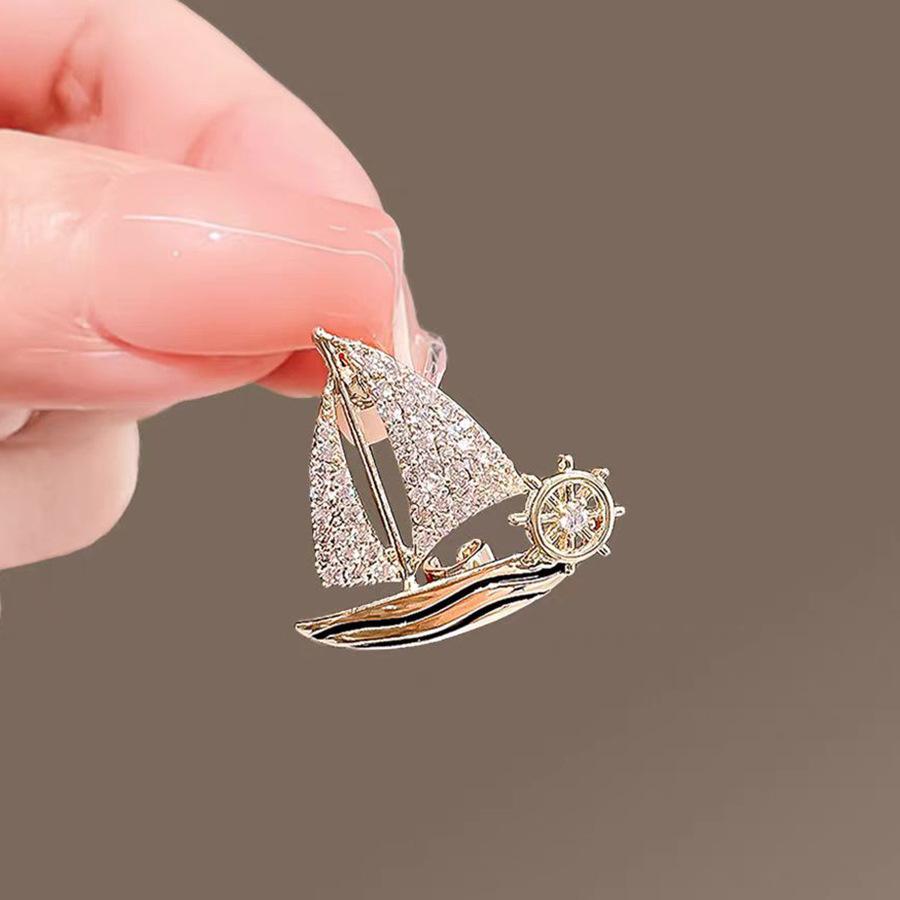 A Small Sailboat Brooch with A High-end Niche and Upscale Feel A Smooth Sailing Pin with Anti-glare Clasp