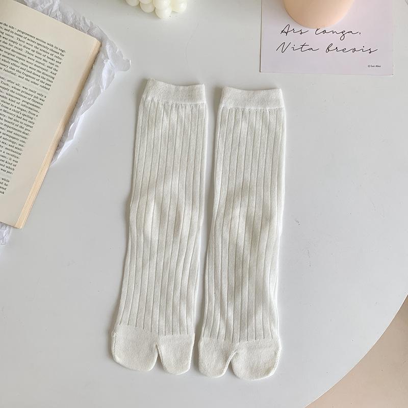 

Drawn Two-Finger Socks Women S Middle Tube Breathable Summer Thin Cotton Socks Solid Color Cream Japanese Korean Split-Toe Women S Socks One size fits all белый