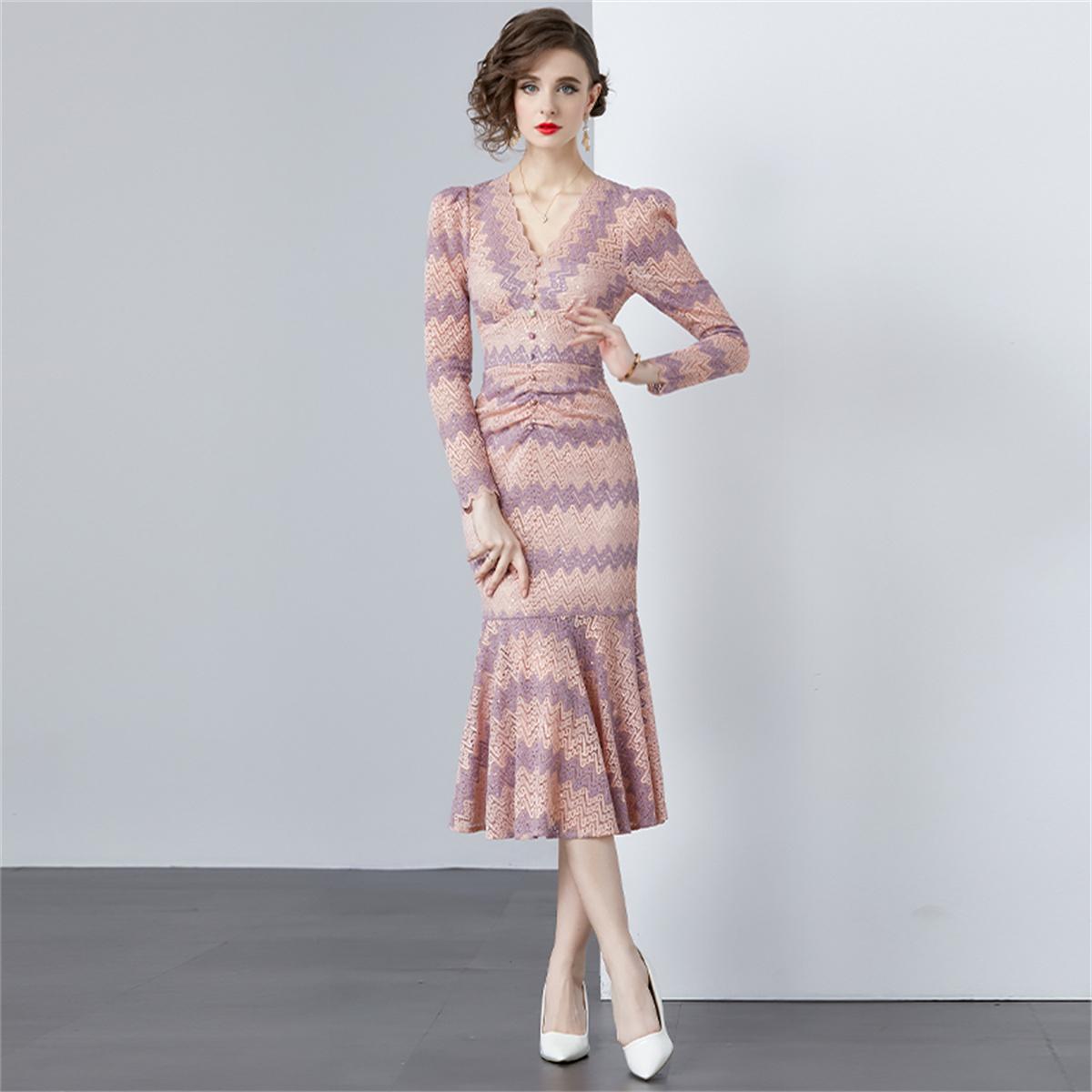 

Новые модные сексуальные кружевные ажурные платья русалки женские с длинными рукавами темпераментные тонкие с v-образным вырезом в полоску весенне-осеннее кружевное платье M розовый