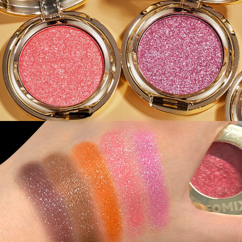 Dreidimensionale, perlmuttartige Lidschattenpalette in Einzelfarbe in flüssigem Gold, schimmerndes Make-up in Kartoffelpüree-Optik