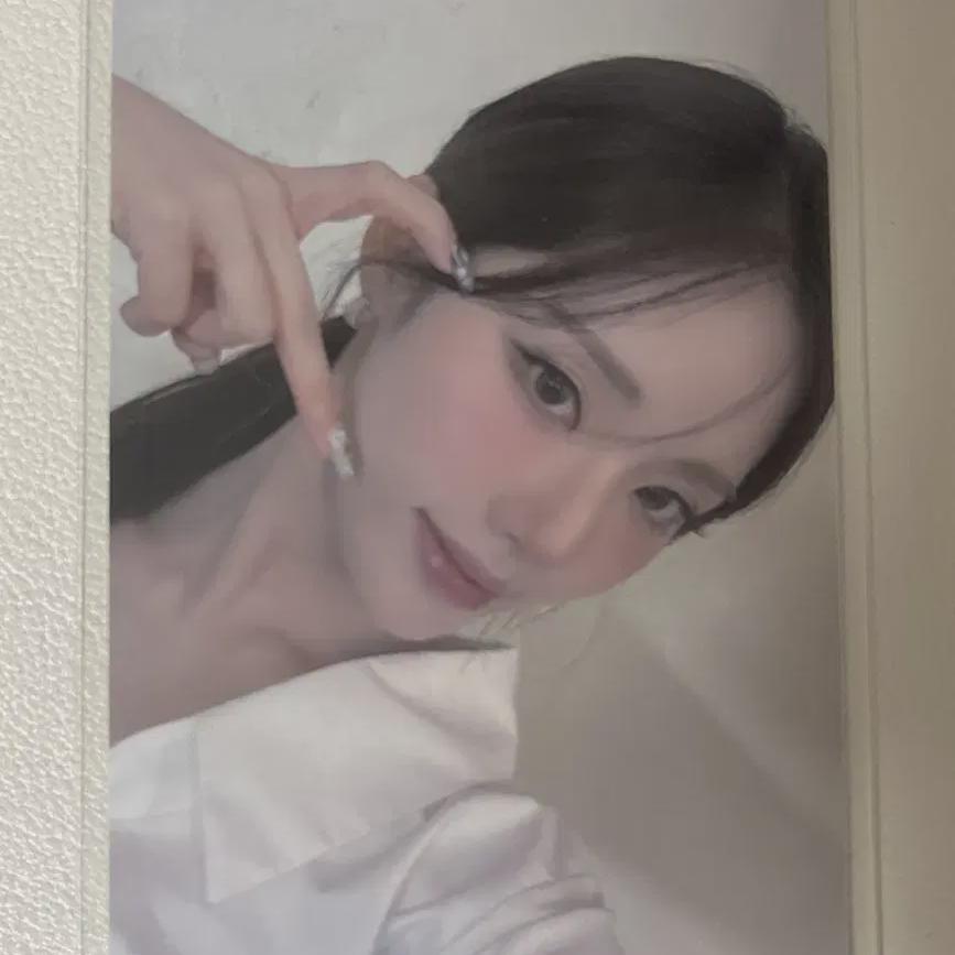 

Первая конусная фотокарточка Дживон из Fromis9