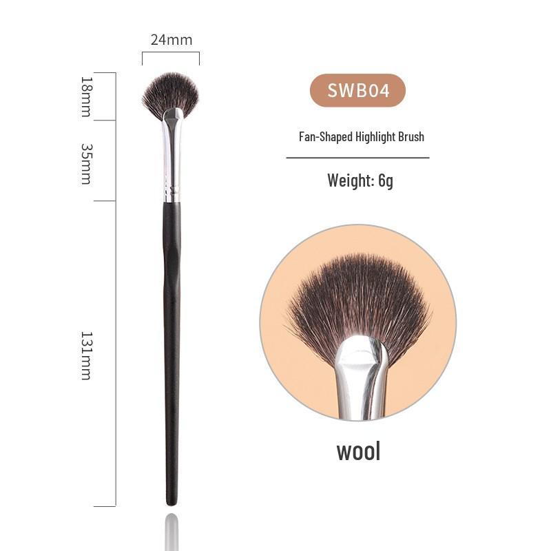 Веерообразная кисть-хайлайтер из козьей шерсти: Тонкий кончик для точного нанесения, Осветляет контуры лица, Не осыпается.