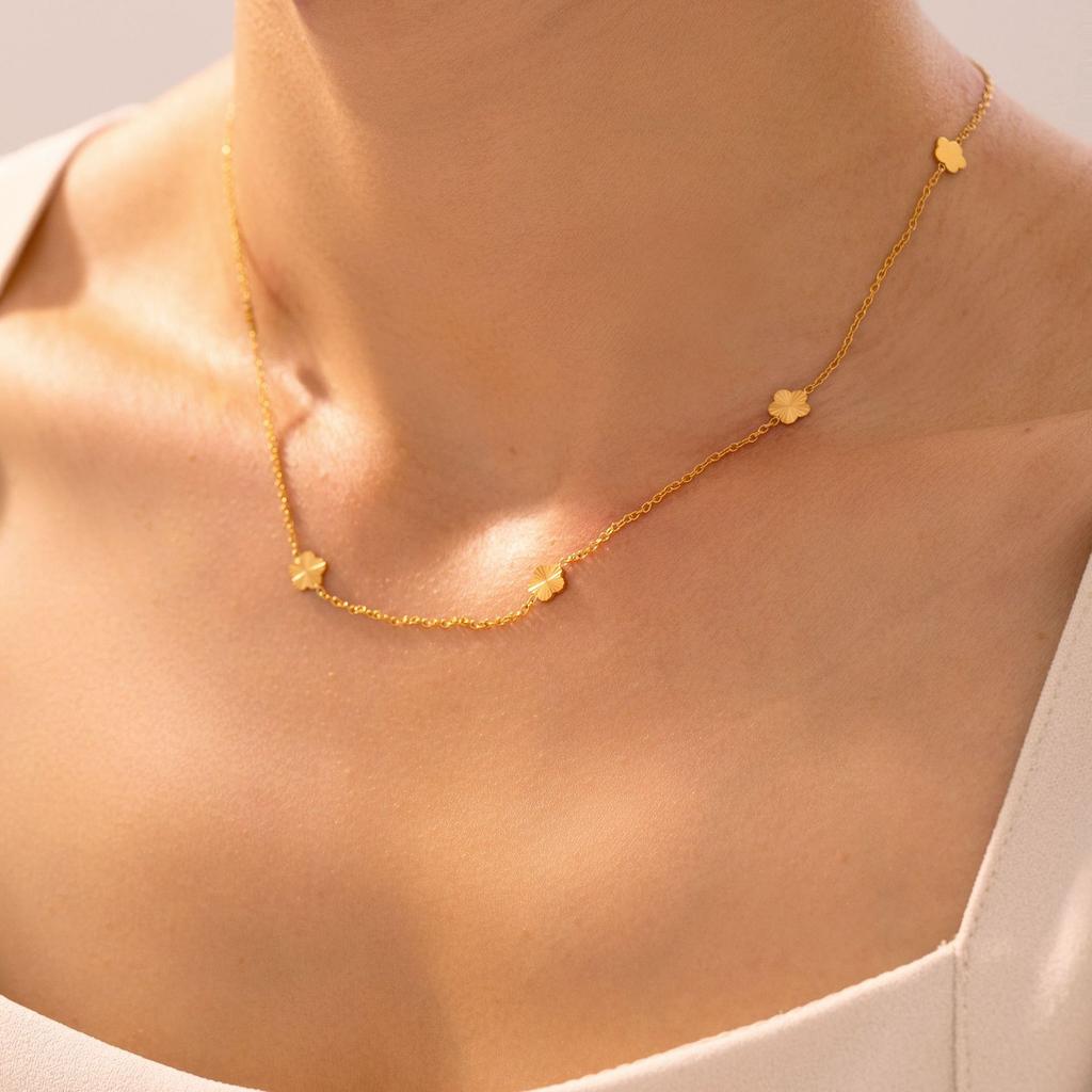 Small Style Flower Collarbone Chain Temperament Elegant Design Titanium Steel Plated 18K Gold Niche Necklace Women