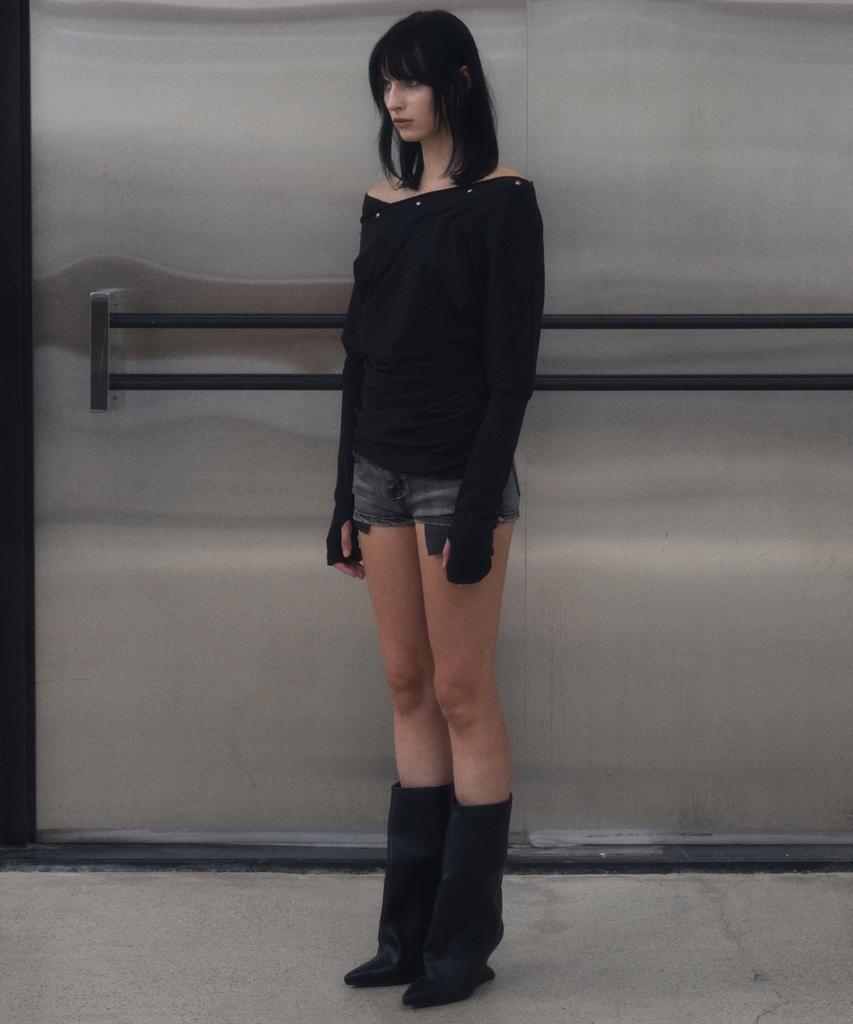 GINSEUKI Studded Off-Shoulder Shirring Long Sleeve (Black)