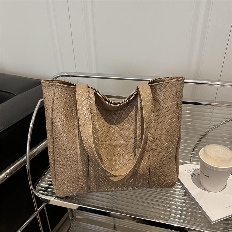 New Simple and Fashionable Solid Color Tote Underarm Shoulder Bag Retro Woven Pattern Large Capacity Casual Bag