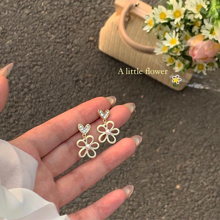 

Cream Butterfly Flower Earrings 2023: Trendy High-End Luxury Women s Studs