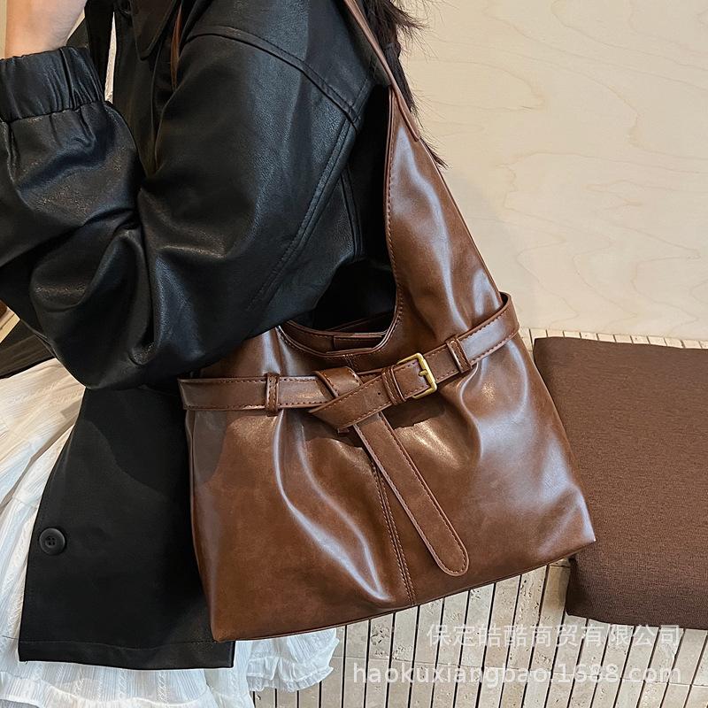 Retro bag women's large capacity 2025 new autumn and winter versatile simple shoulder bag popular commuter tote bag this year