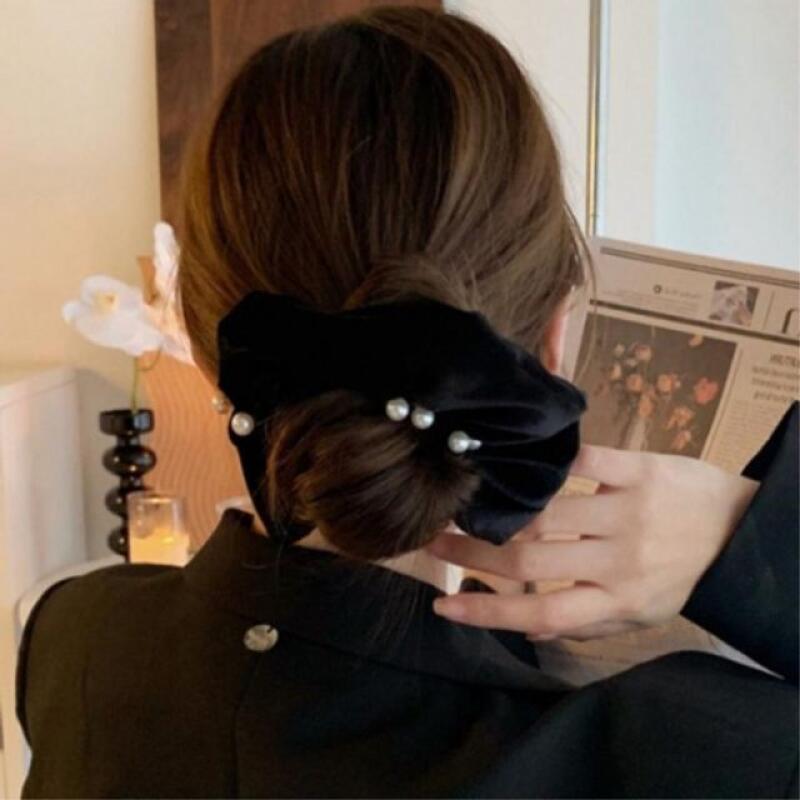 

Бархатная прическа с резинкой для косы