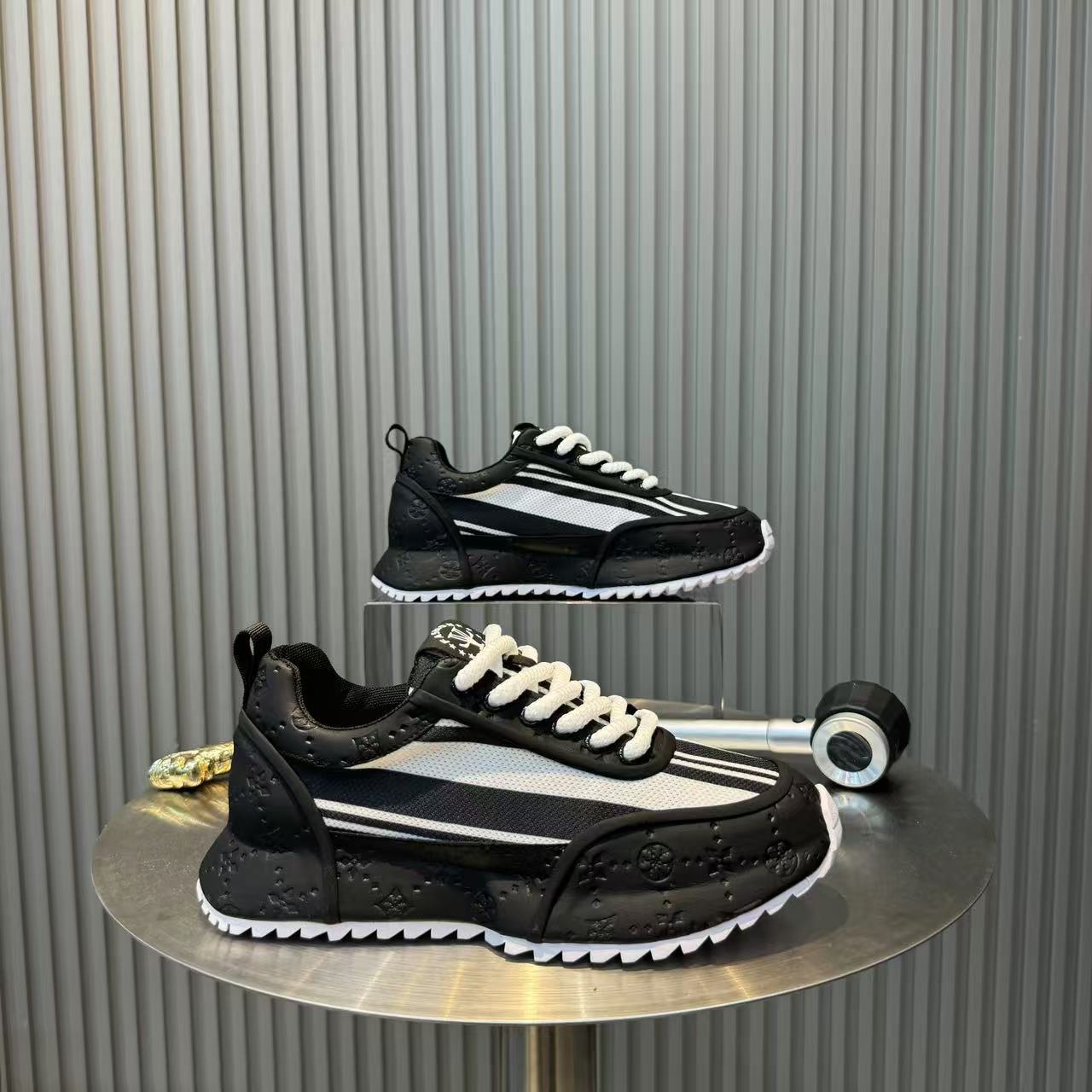 

Кожаные кроссовки для бега Мужские повседневные туфли Уличные дышащие Мужские для ходьбы Легкие Удобные Белые кроссовки Теннисные спортивные туфли 41 чёрный