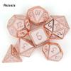 7 sztuk Biało-Różowy Standardowy Metalowy Zestaw Kości Wielościennych Solidny Metal Odpowiedni do Gier Fabularnych RPG Gry Planszowe Gry Karciane