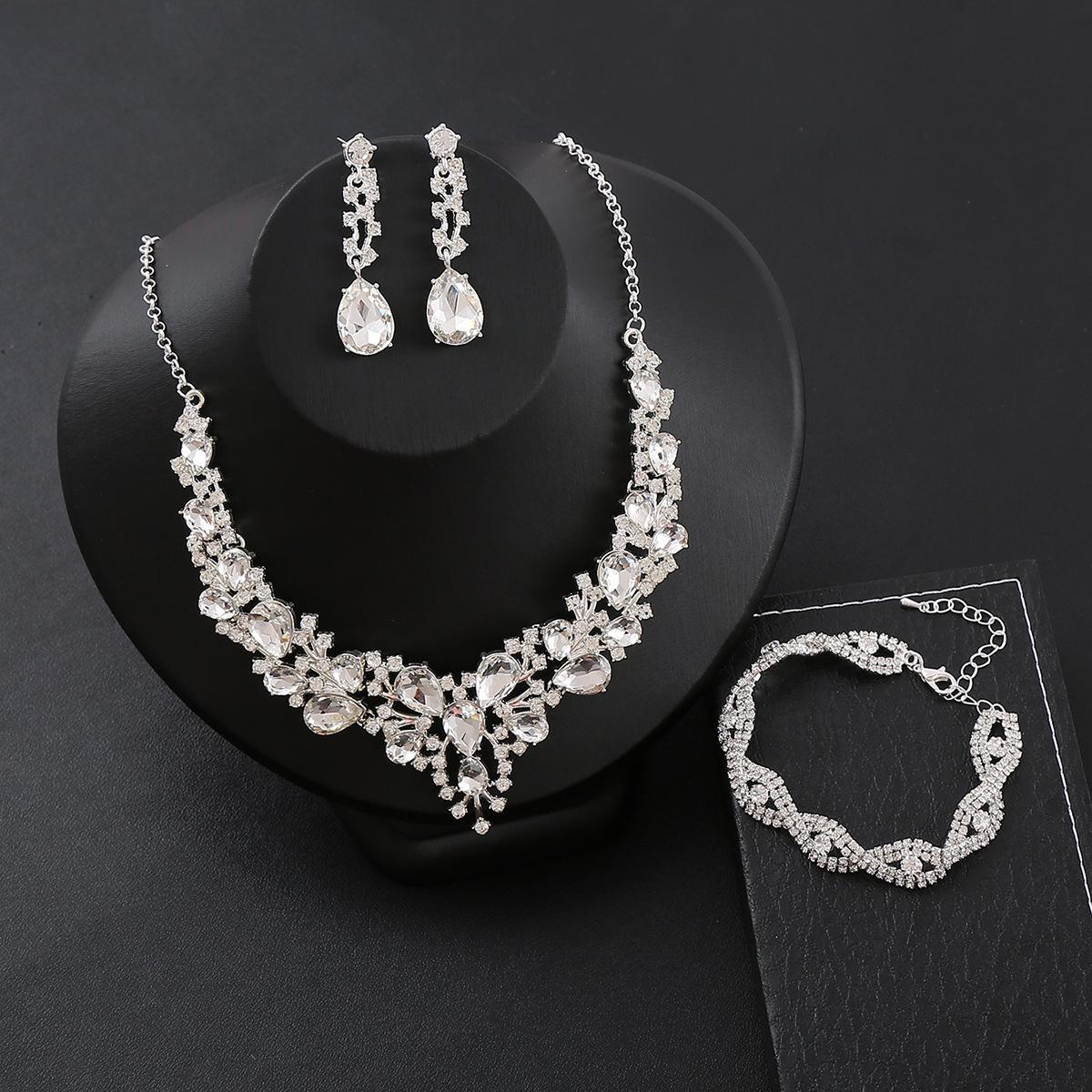 

2026 Bridal Rhinestone Crystal Necklace Earrings Bracelet Set Ladies Prom Banquet Accessory Set 45CM белый