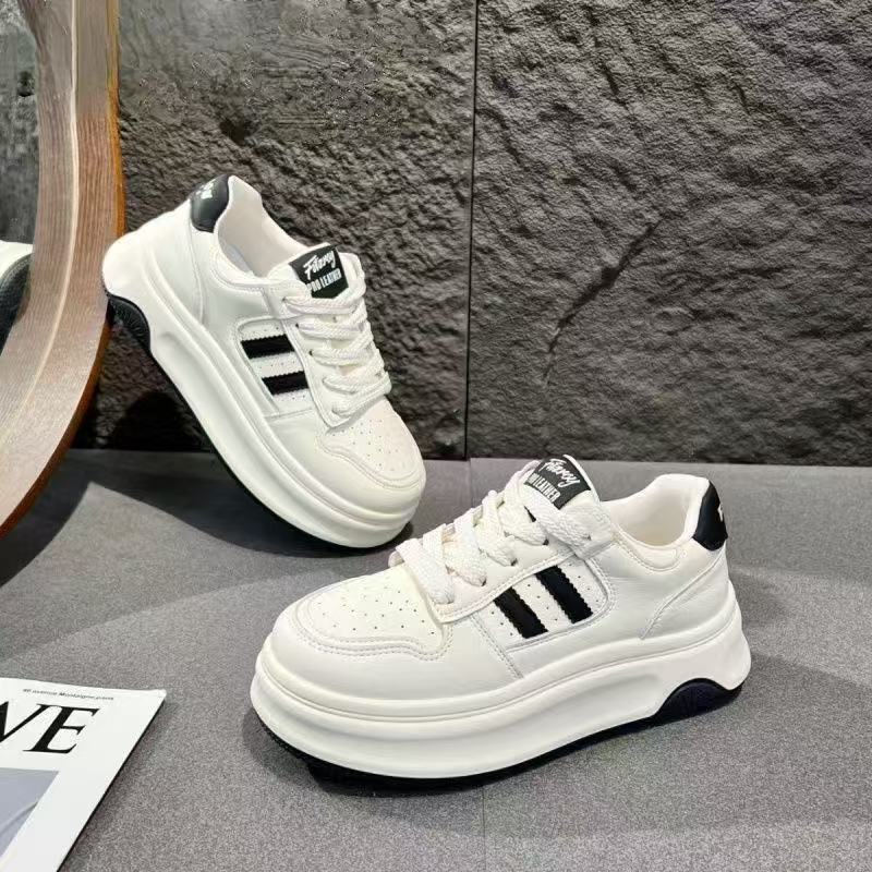 In the early spring of this year, the new muffin casual board shoes are non-slip shoes, and the purchase of thick soles increases