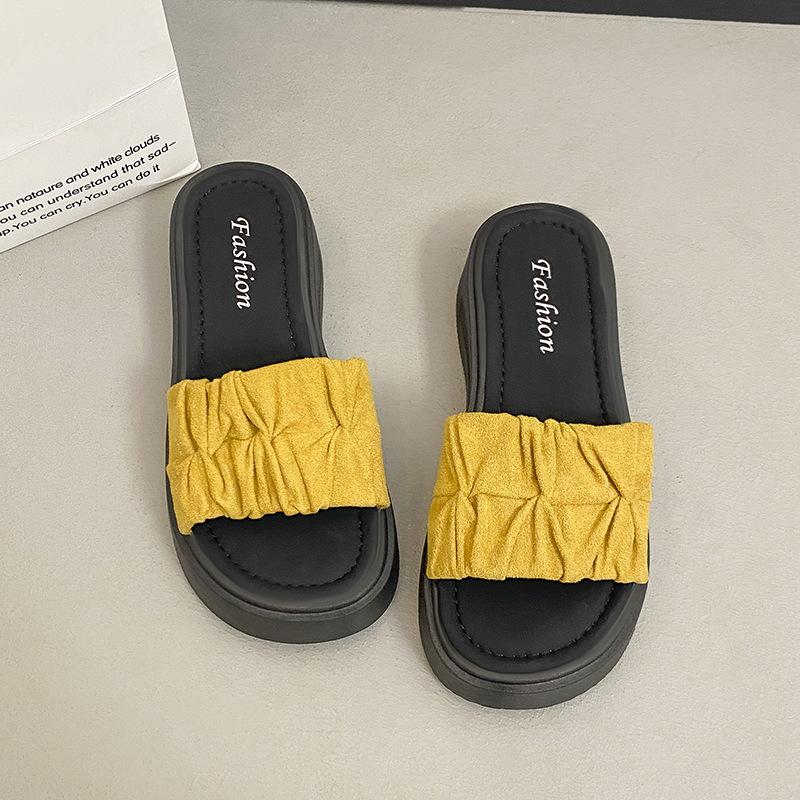 Thick-bottomed muffin sandals Internet celebrity beach fashion 2025 one-word drag super fire pleated slippers women's summer wear new models