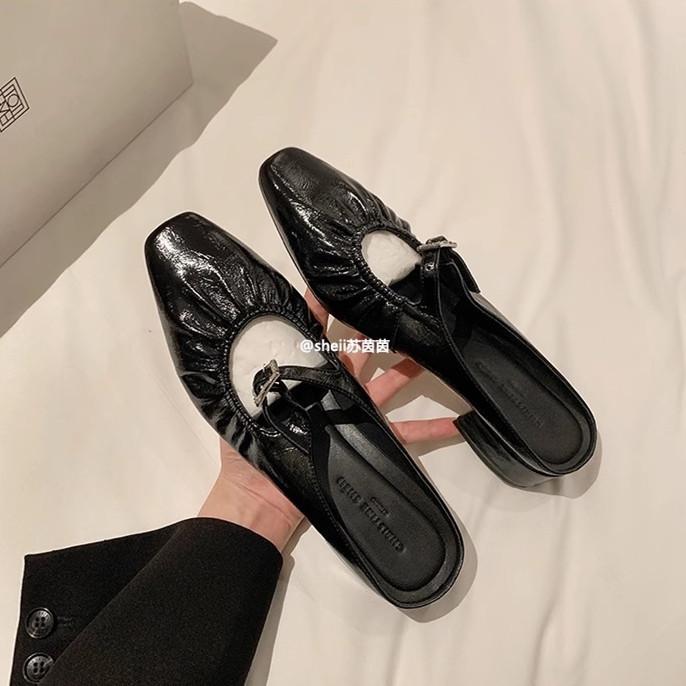 

Виноградная мать, тот же стиль, лето 2025 новая квадратная голова телячья кожа плиссированная сумка голова толстый каблук шлепанцы женские полусабо уличная обувь 40