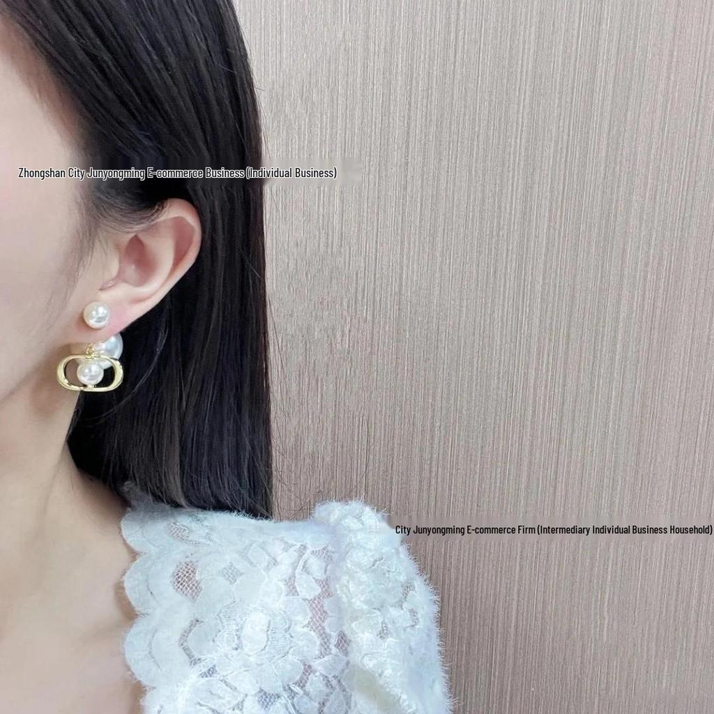 Elegante minimalistische Ohrstecker aus 925er Silber mit Perlen und D-Buchstaben-Design