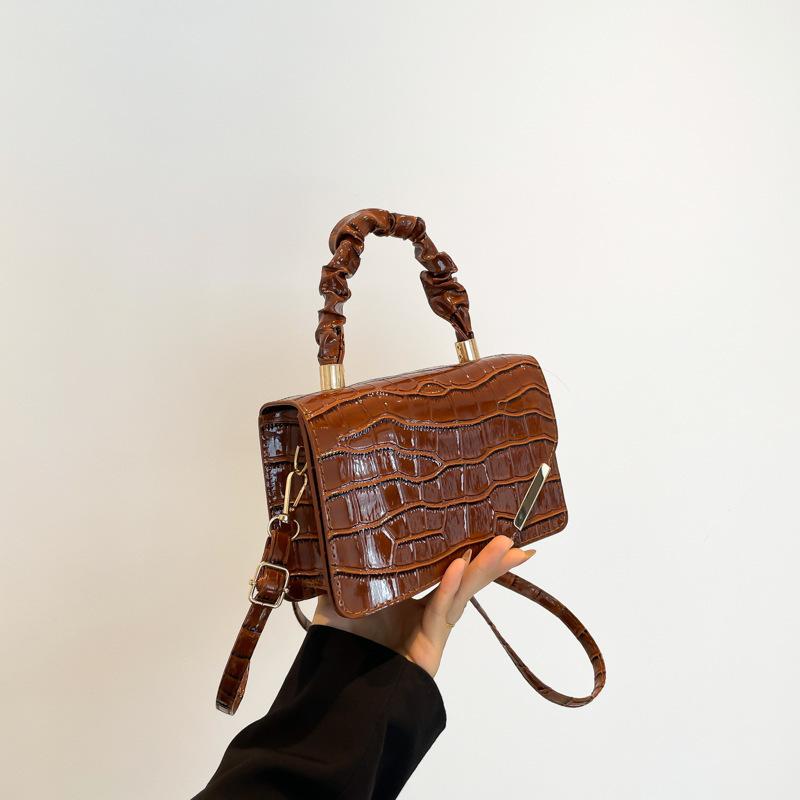

Simple 2025 spring and summer new casual fashion niche aesthetic messenger bag small square bag personality foreign style shoulder bag коричневый
