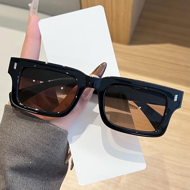 2026 Nuevas Gafas de Sol de Moda Metálicas Cuadradas Pequeñas con Clavos de Arroz para Mujer