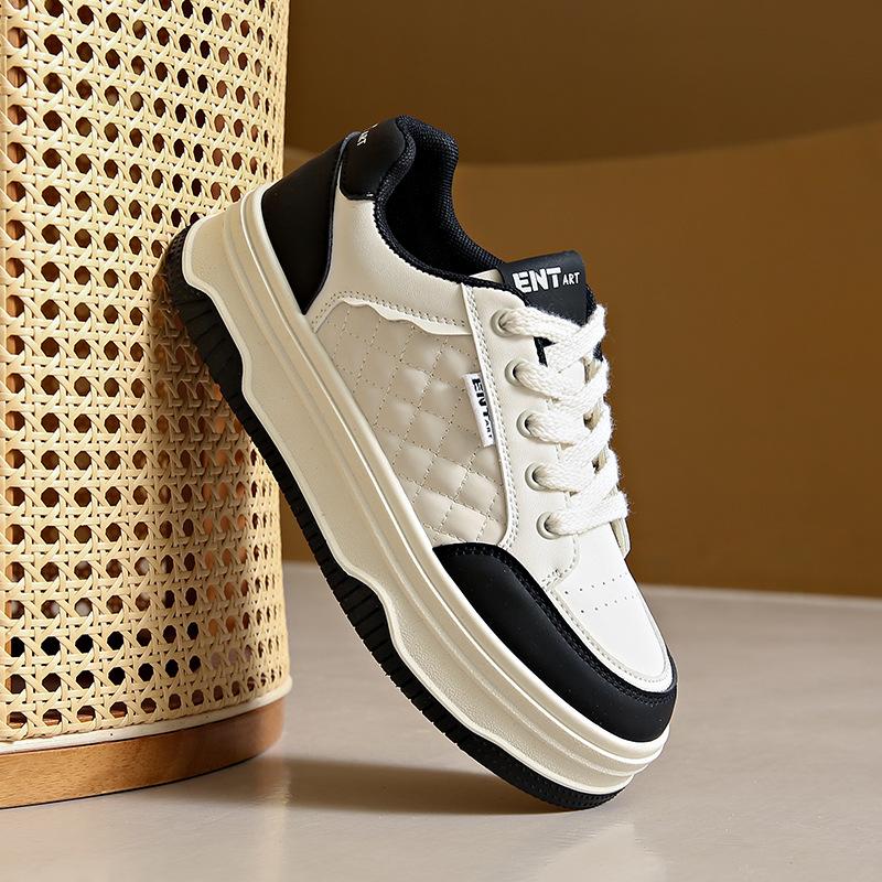 Little white shoes women's spring and autumn 2025 new trendy casual fashion versatile thick sole light non-slip not tired feet board shoes