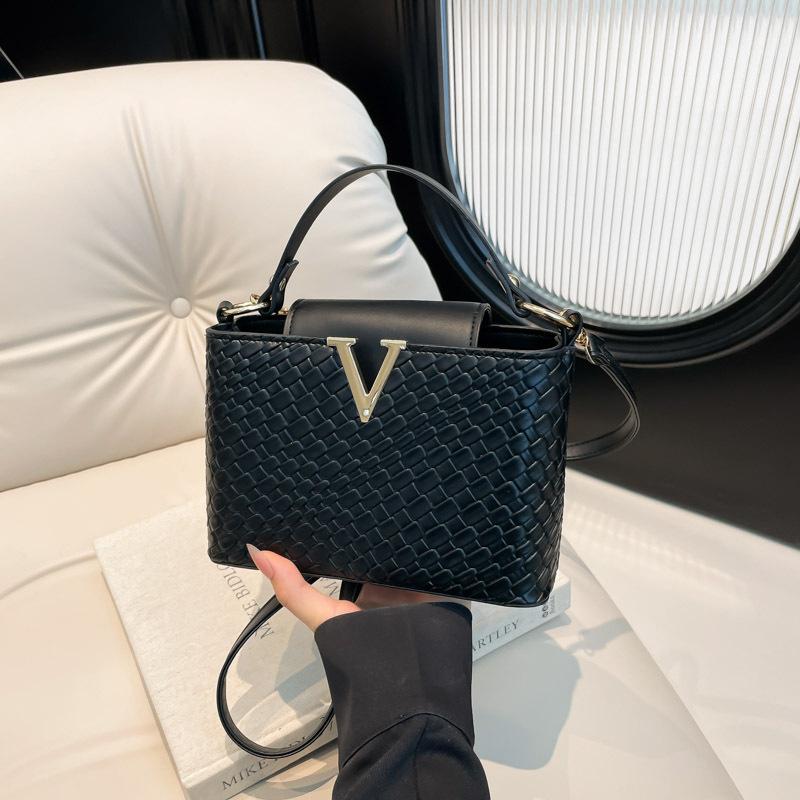 

Fashion versatile large-capacity commuter box bag female solid color oil wax leather personalized leisure autumn new messenger bag чёрный