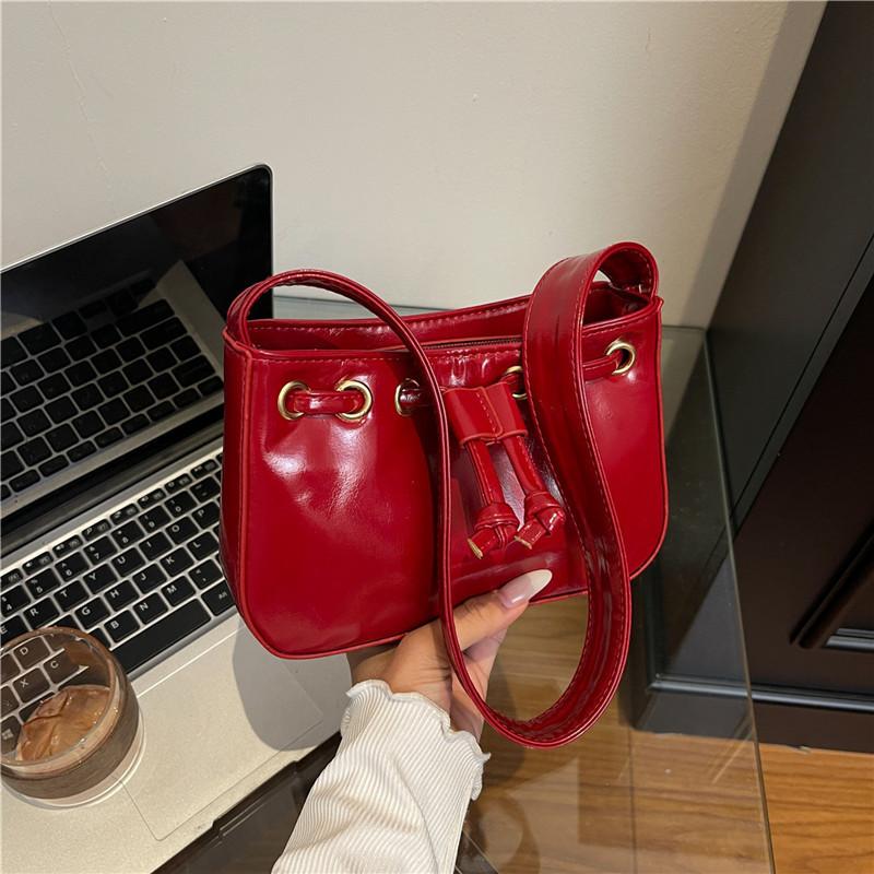 Fashion niche handbag women's 2025 new simple fashion underarm bag shoulder bucket small square bag