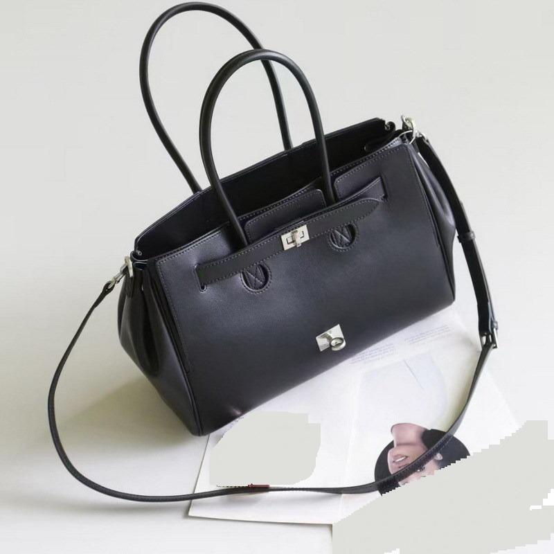 

2025 Новая женская сумка из натуральной кожи Head Layer Cowhide Neutral Hot Girl Motorcycle Bag BA Большая вместимость Commuter Single Shoulder Женская сумка 31x23x16CM чёрный/серебряный