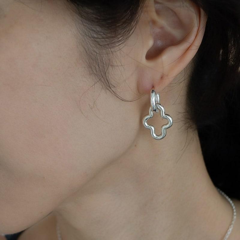 Invisible collage HUG LINK EARRING