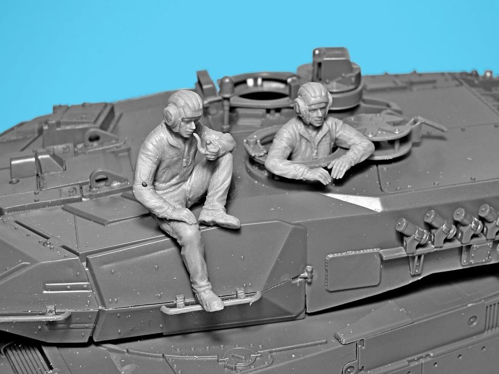 ICM 1/35 Ukrainian Leopard Tank Crew Plastic Model 35757 (Human & Animal)