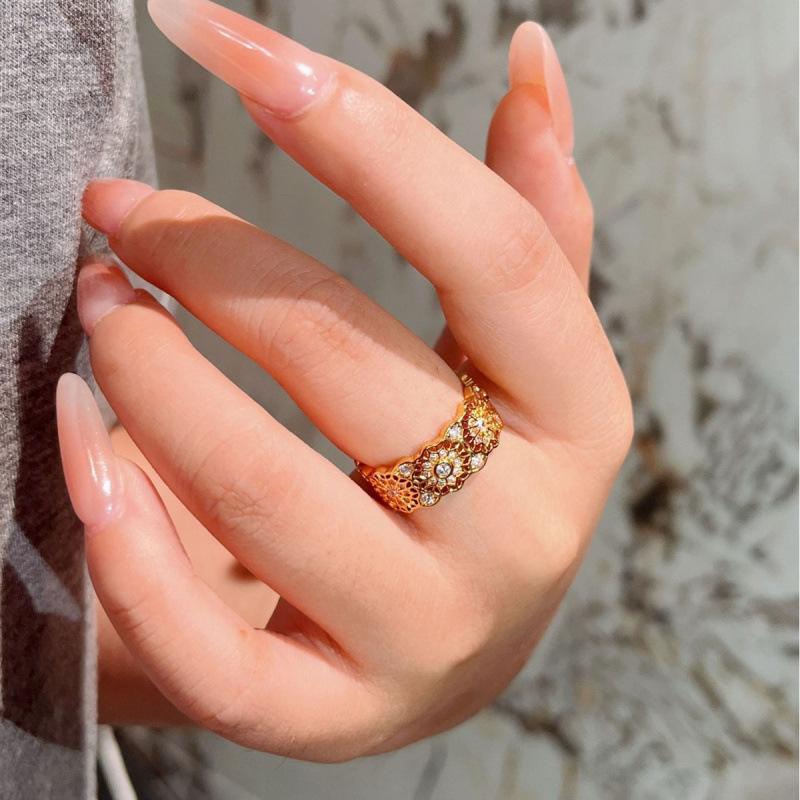 The Same Old Shop In The Gold Store Is Full Of Diamonds, Roses, Window Flowers, Vajra Opening Rings, Retro Light Luxury Rubies, And High-End Feeling