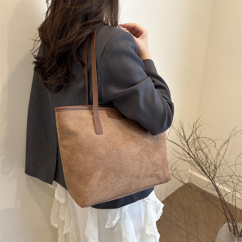 2025 new fashion trend casual large-capacity bag autumn and winter foreign niche design women's shoulder tote bag