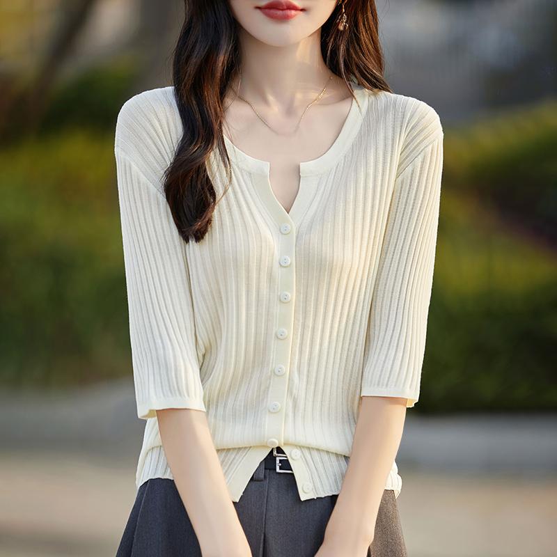 Lekki kardigan damski wykonany w 50% z wełny i w 50% z jedwabiu morwowego – uniwersalny sweter na 4 pory roku zapewniający całoroczny komfort i styl