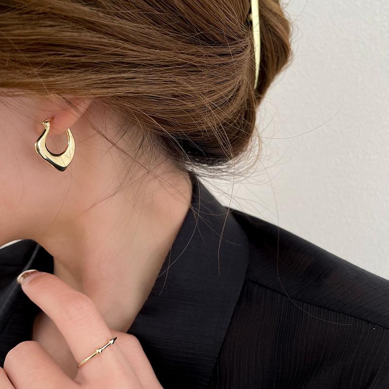 Retro Geometric Metal Earrings Women'S Niche Design Sense Unique Love Ear Buckle Trend Stud Earrings