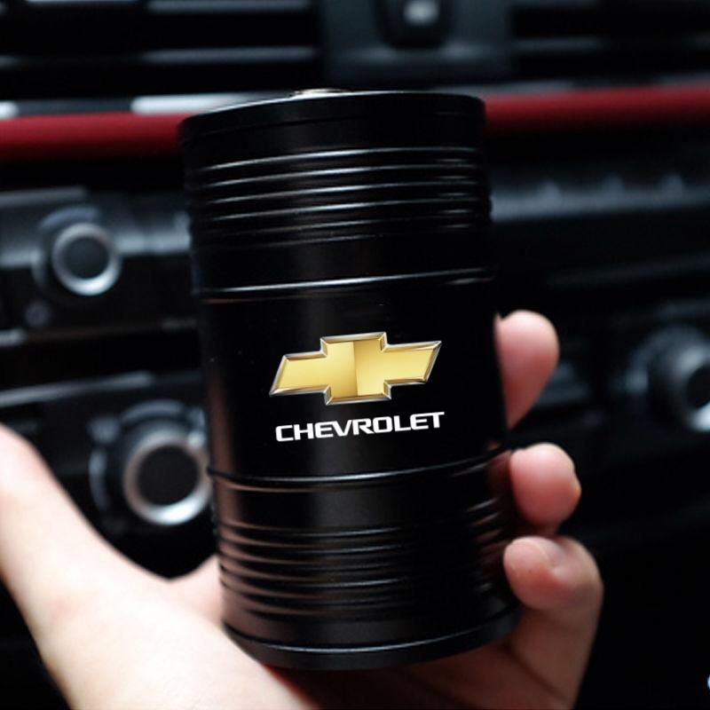 Auto Haus Aschenbecher Ölfass Form Rauch Asche Halter Auto Aufkleber Für Chevrolet SS Z71 RT Captiva Colorado Cruze Spark Malibu Trax