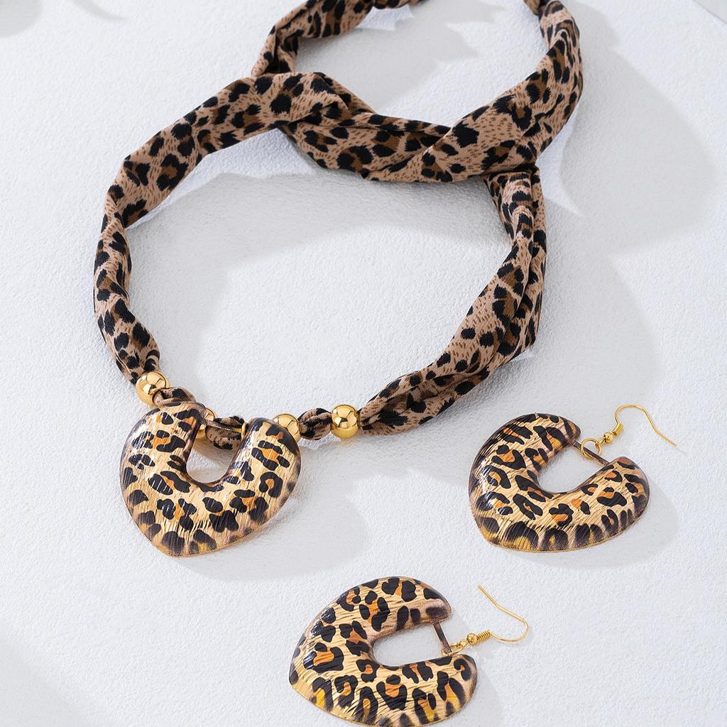 Brown Leopard Print Silk Scarf Heart-Shaped Pendant Necklace Set Women Girls Gifts Fashion Jewelry Hot Sale Party Gift 2025 New