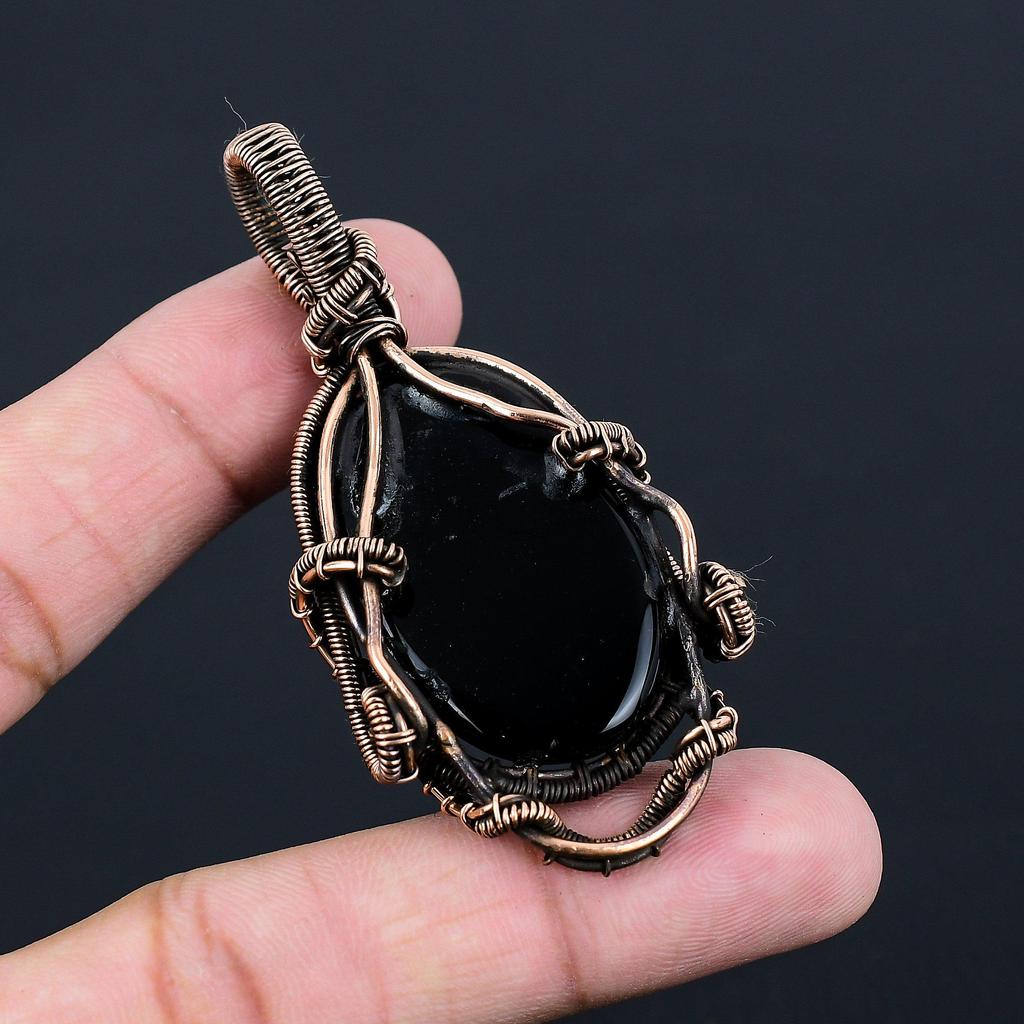Fantastisk Ädelsten av Svart Onyx Handgjort Smyckeshänge med Ren Koppartrådsvirning