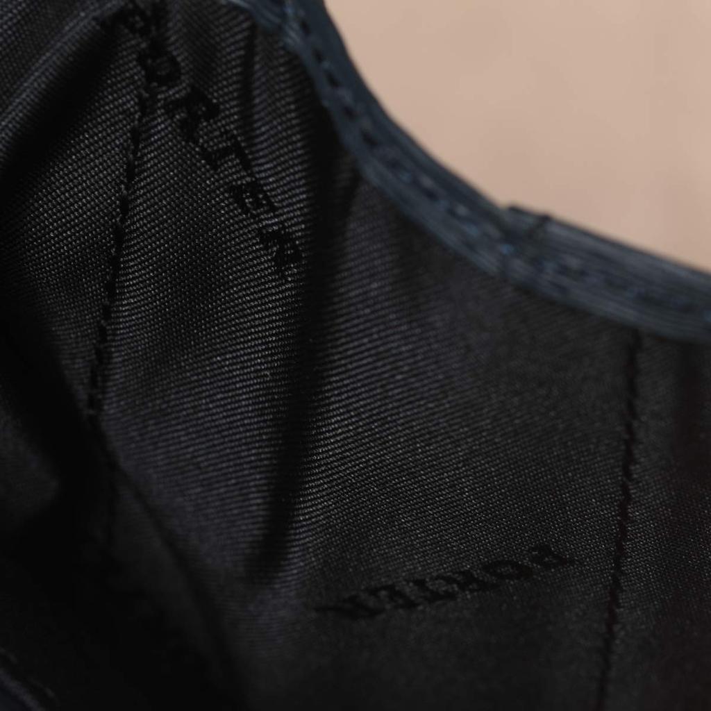 Porter Aktuelles Portemonnaie von Yoshida Dieses und ein einfaches Bifold-Portemonnaie haben kein Münzfach und sind aus Rindsleder mit einer Jacquard-Gerbung Made