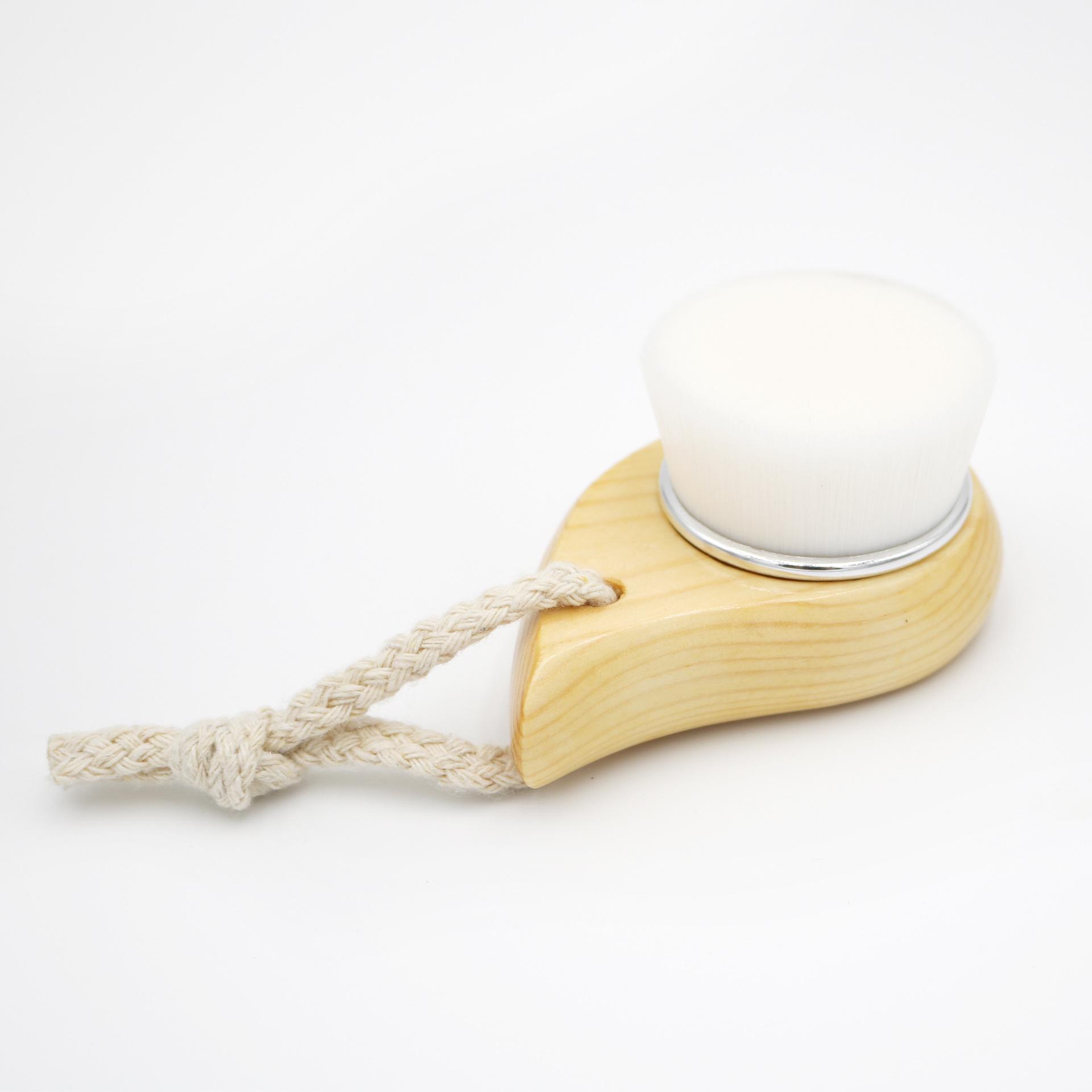 

Щетка для умывания лица с ручкой из сосны и мягкой щетиной