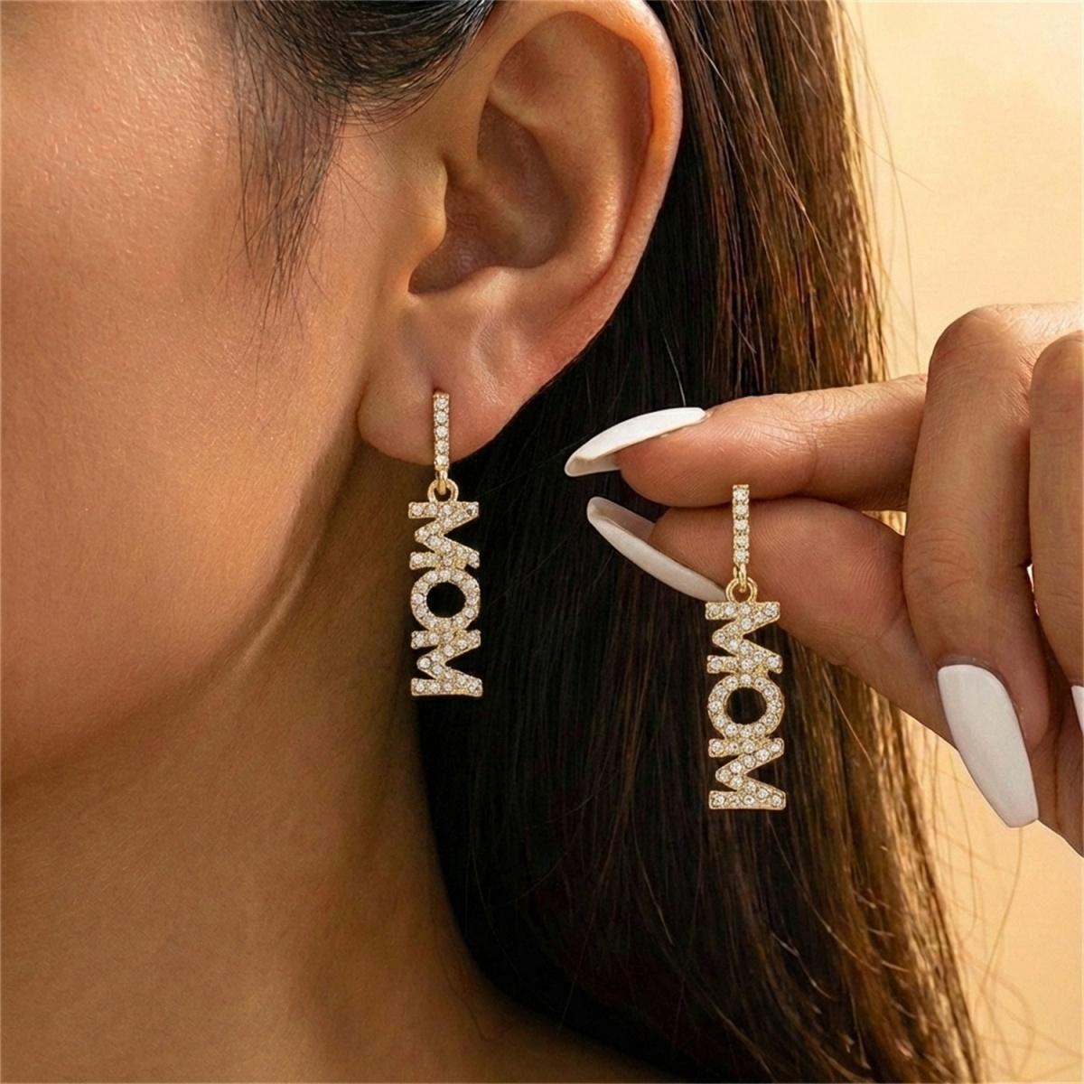 

Inlaid Rhinestone MOM Letters Drop Earrings For Women Men Fashion Delicate Mama Words Dangle Earring Mother s Day Party Zircon