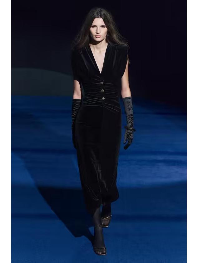 European & American Style Sleeveless Velvet Slimming Long Dress with Pleated Waist and Button Accents