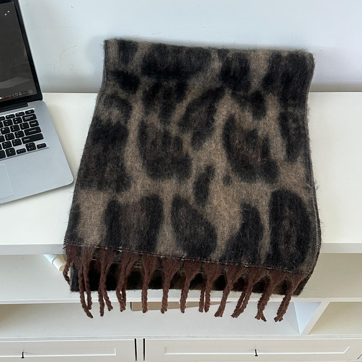 

A Large-Sized Brown Leopard Print Scarf For Women Suitable For Autumn And Winter Outings Travel Cold Protection Pography