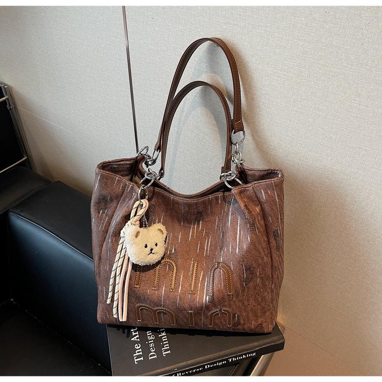 

Casual class commuter tote bag 2025 fashion simple large capacity shoulder bag retro fashion casual armpit bag темно-коричневого