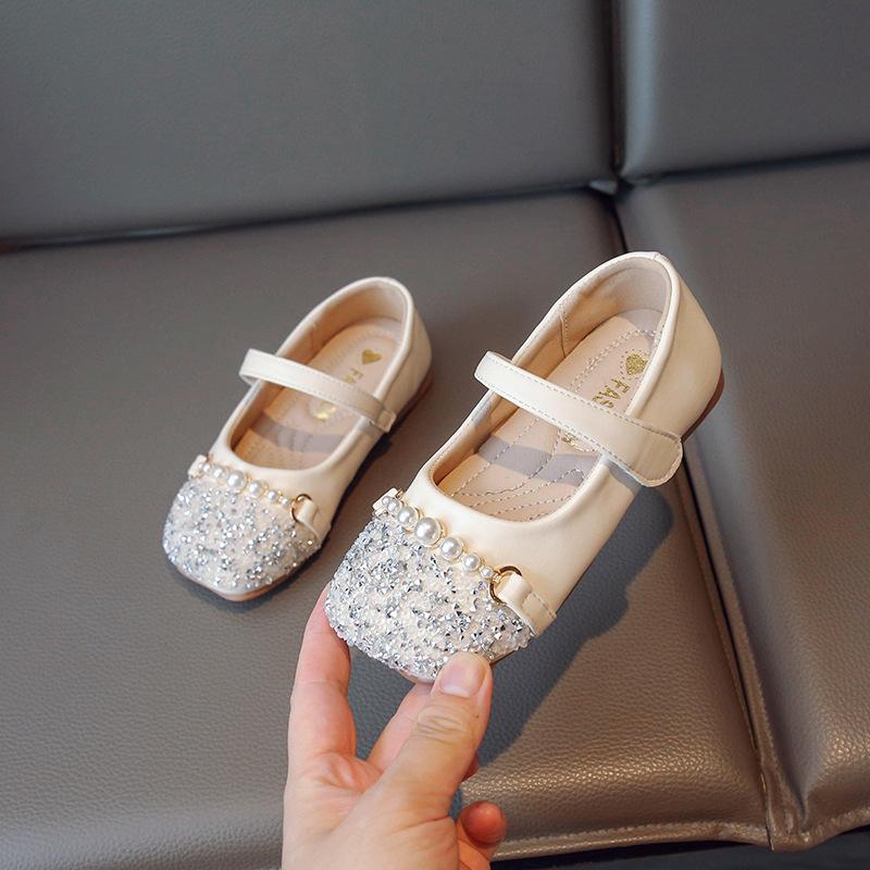 

Маленькие кожаные туфли для девочек с жемчугом, модные маленькие ароматные туфли принцессы, весенние и осенние детские одиночные туфли на мягкой подошве со стразами для девочек. 23 бежевый