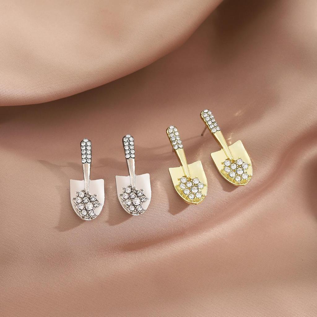 Personalized Diamond-Inlaid Spade Earrings, Silver Needle, Creative Design, Simple Fashionable Ear Studs for Women
