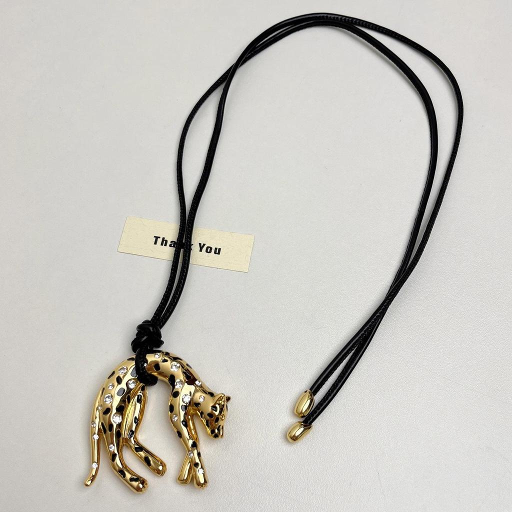 Elegant European & American Leopard Necklace - Luxurious Drip Oil Sweater Chain for Women, Versatile High-End Accessory