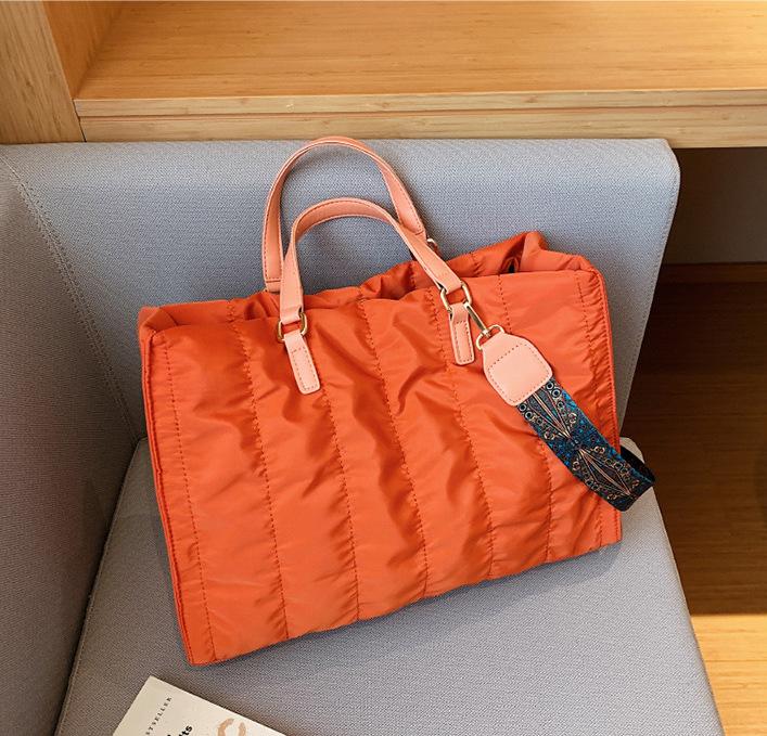 

Корейская версия модной сумки для поездок на работу, женская сумка 2025, новая нейлоновая сумка большой вместимости, простая сумка-тоут, сумка-мессенджер оранжевый