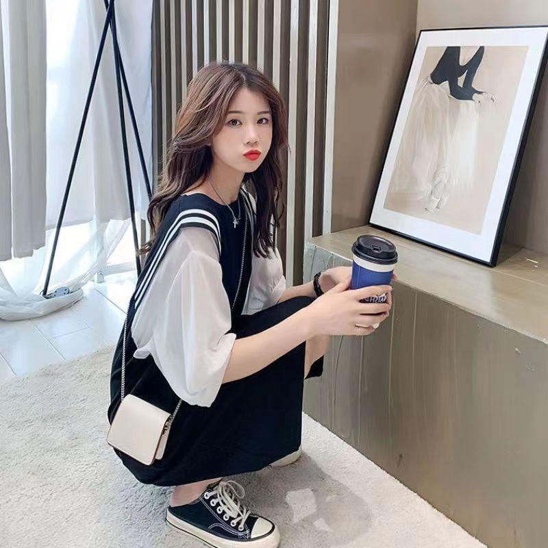 Rochie de vară în culori contrastante, mărime plus - fustă tip tricou lejeră care acoperă burtica pentru femei