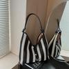 Große gewebte Tasche Damen Sommer neue lässige gestreifte Schultertasche Klasse Pendler Tragetasche