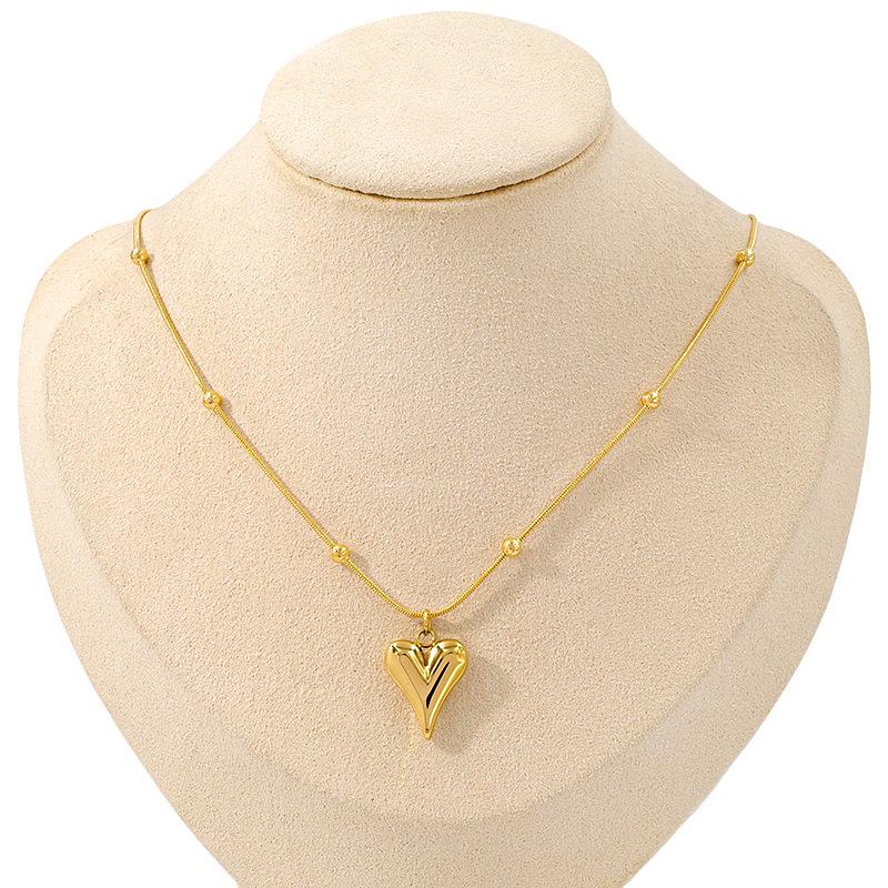 Elegant Light Luxury Heart-Shaped Gold-Plated Titanium Steel Necklace for Women - Versatile Fashion Clavicle Chain.