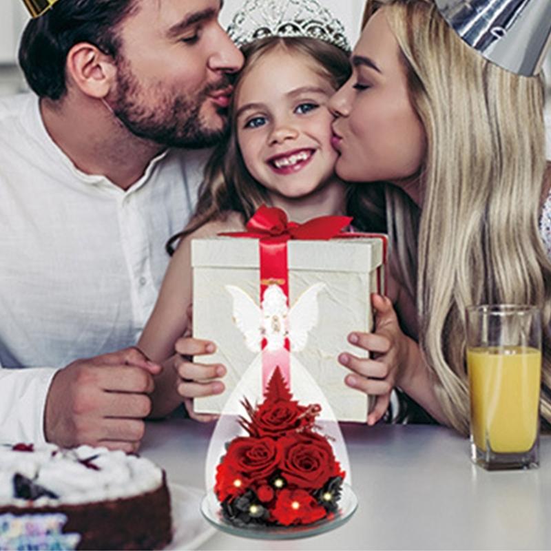 Festliche Engel-Glasglocke mit konservierter Rose – ein wunderschönes Accessoire für Weihnachts- und Valentinstagsdekorationen und als charmantes Wohnaccessoire.