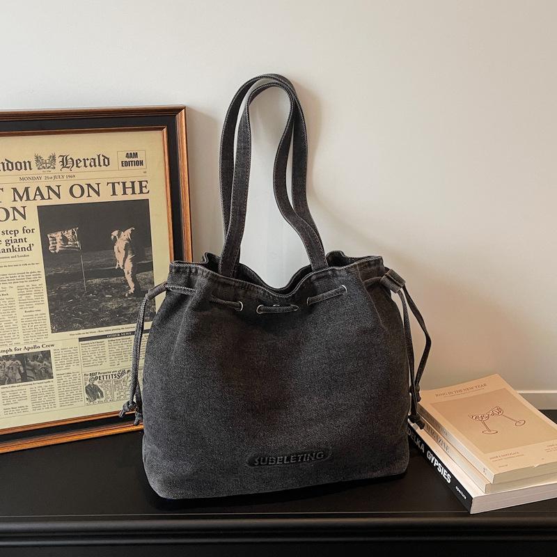 

Trendy Denim Large Capacity Tote Bag Women Spacious Fashiable and Versatile Shoulder Bag Simple Ans Casual Commuting Bag чёрный
