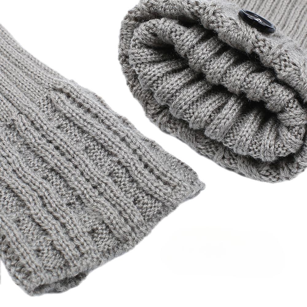 Dicke Wollsocken mit gedrehten Knöpfen für Zehenschoner und kurze Stiefelstulpen für winterliche Wärme